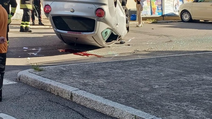 Scontro tra auto: un mezzo si ribalta e il conducente è in codice rosso