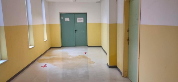 Newton all’Ubertini, trasloco con polemiche: piove nei corridoi