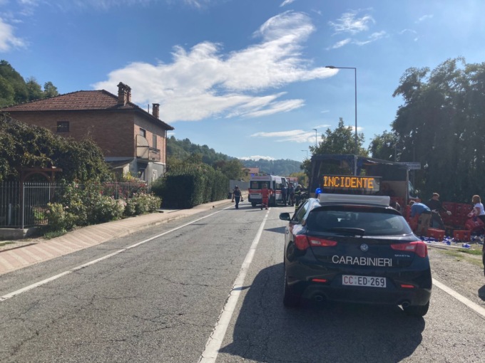 Furgone che trasporta casse d’acqua si scontra con un’auto: una donna ferita