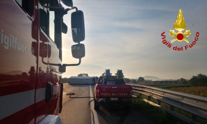 Incidente sull’autostrada A5, furgone si ribalta sul raccordo Ivrea-Santhià