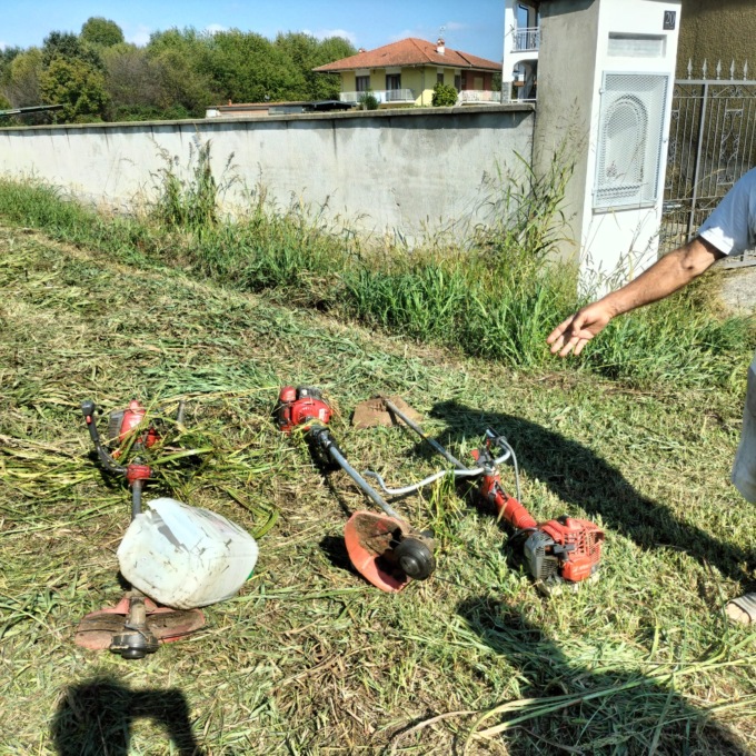 Decespugliatori rubati e ritrovati sabato tra le erbacce