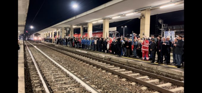 Banda di ragazzini fa il saluto fascista al passaggio del Treno della Memoria