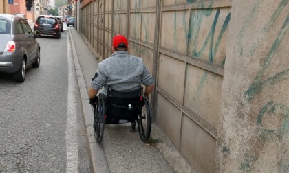 Chivasso non è a misura di disabile: troppe barriere LE FOTO