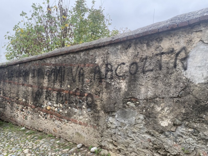 Via Farini è il bagno dei cani… la rabbia urlata su un muro