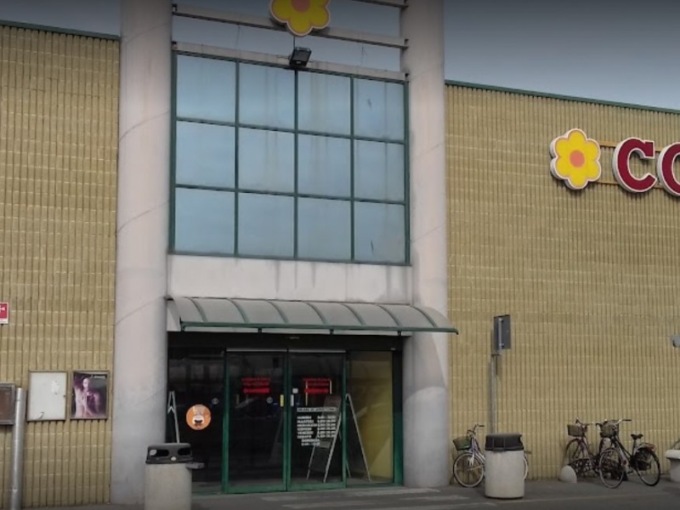 Ruba superalcolici e abbigliamento al Conad: arrestato