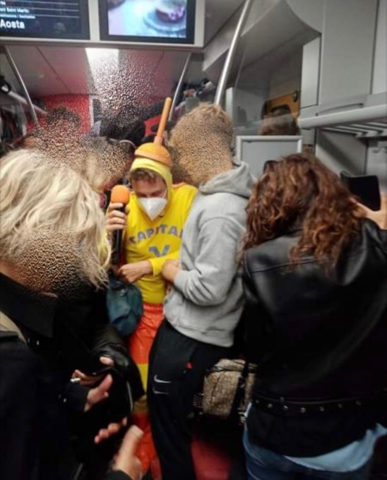 Il treno Chivasso-Aosta strapieno: arriva Capitan Ventosa