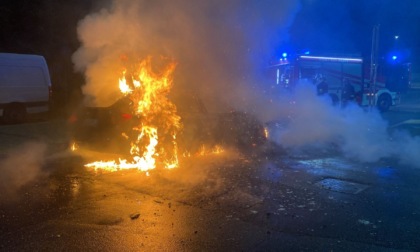 Incendio auto in via Togliatti, i soccorsi LE FOTO