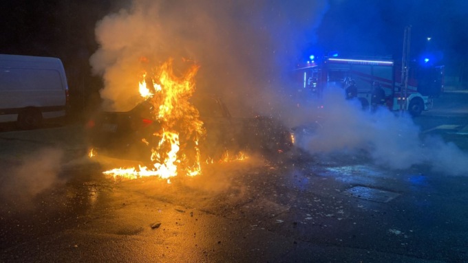 Incendio auto in via Togliatti, i soccorsi LE FOTO
