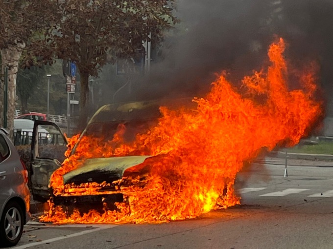 Furgone a fuoco a Chivasso, I VIDEO dei soccorsi