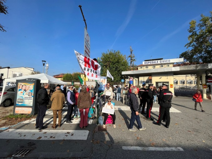 Protesta No Green Pass, i manifestanti vogliono entrare in ospedale a Chivasso I VIDEO