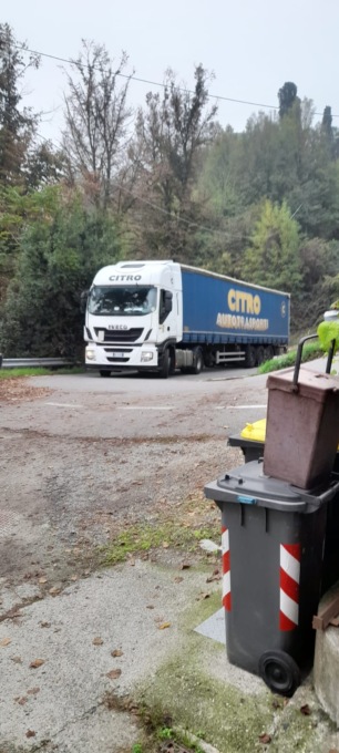 San Sebastiano da Po, camion incastrato sulla strada per la Villa
