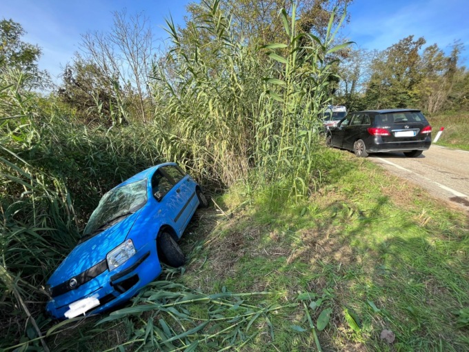 Auto fuori strada a Verrua, ferita una donna