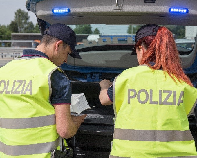 Donna ubriaca al volante e giovane in monopattino fermati dalla polizia