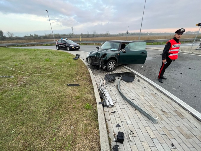 Crescentino, un altro incidente, «Quel palo è pericoloso»