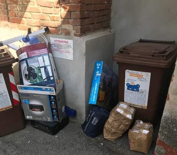Rifiuti gettati sotto la finestra di casa: la situazione esasperante di un abitante di Mazzé