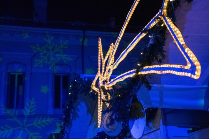Luci e albero di Natale solo in piazza
