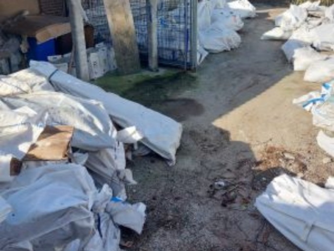 «I sacchi delle esumazioni lasciati  lì da oltre tre anni: è una vergogna»
