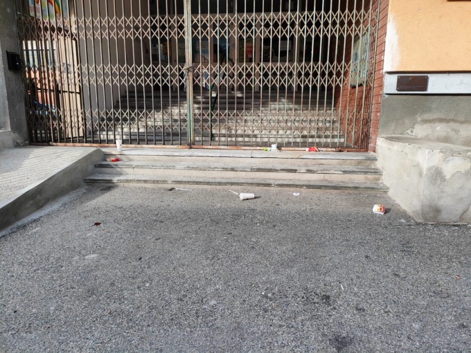I gradini delle scuole come una discarica: al mattino c’è di tutto