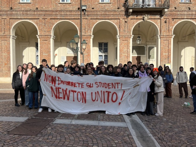 Caso Ubertini, presidio degli studenti del Newton sotto il palazzo del Comune