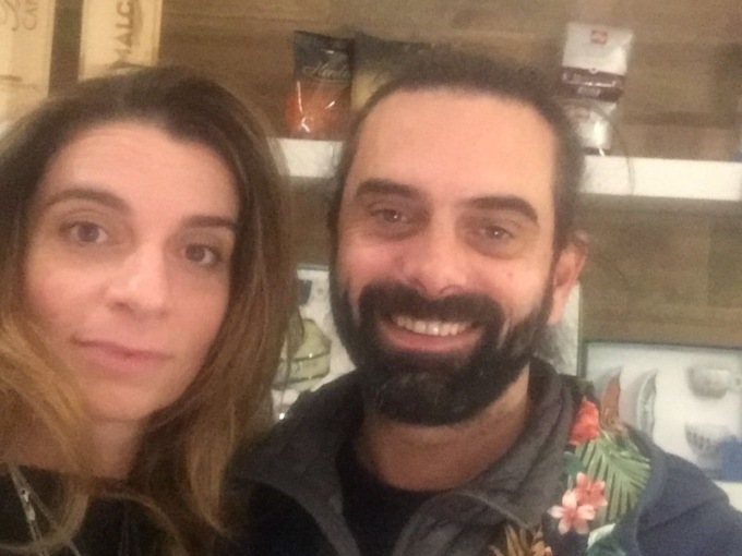 Bar regala pizza e brioches invendute