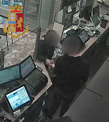 Rapinano il tabaccaio ipnotizzandolo IL VIDEO
