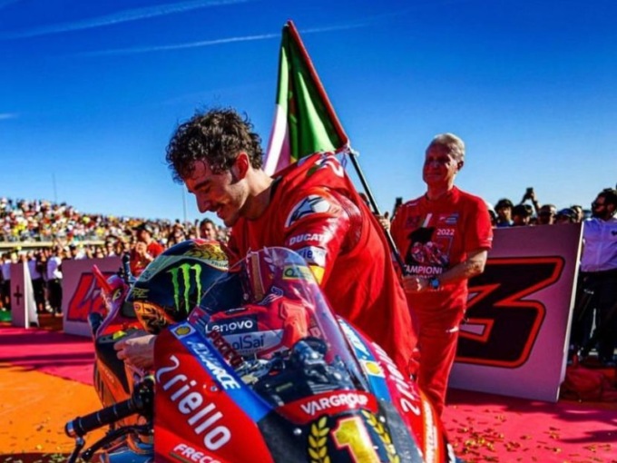 Pecco Bagnaia è il numero 1: “Ducati, siamo diventati Campioni del Mondo insieme”