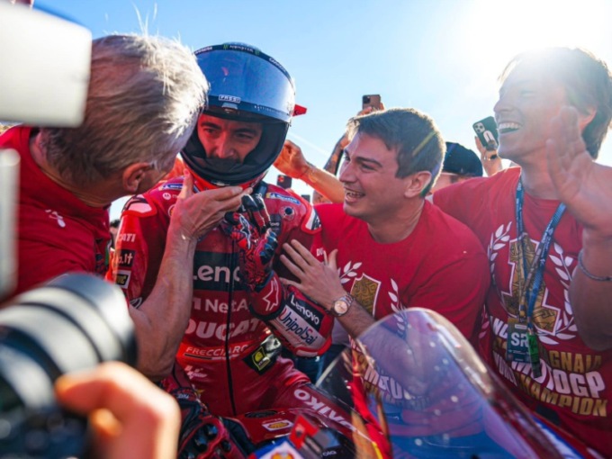 Mandaci la tua foto con Pecco Bagnaia: sarà pubblicata su la Nuova Periferia