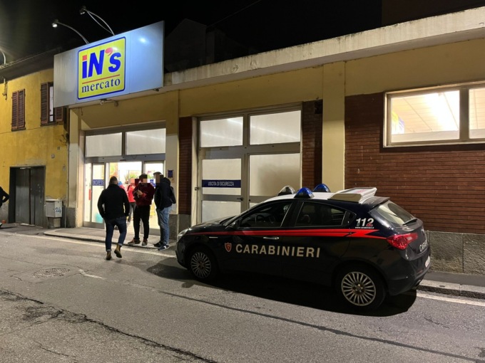 Uomo armato rapina un supermercato di Chivasso