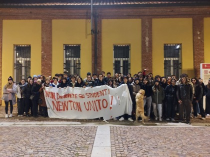Newton all’Ubertini, il presidio sotto il Comune: gli studenti chiedono una succursale idonea FOTO E VIDEO