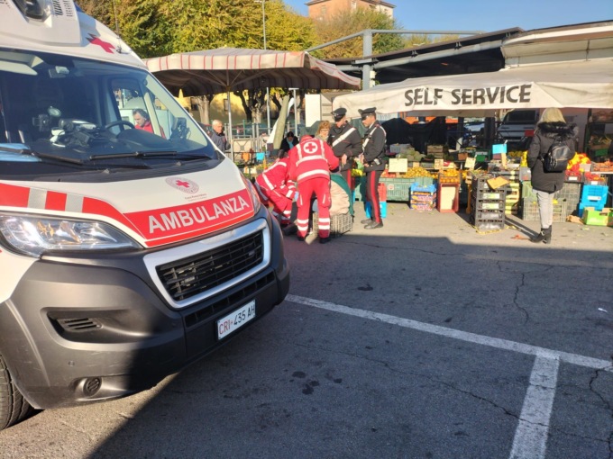 Donna cade al mercato, i soccorsi