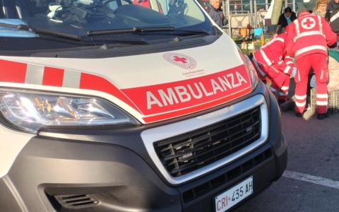 Chivasso, terrore in via Corti: anziano in arresto cardiaco dopo lo scippo