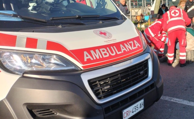 Chivasso, terrore in via Corti: anziano in arresto cardiaco dopo lo scippo