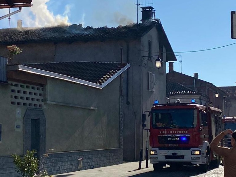 A Saluggia, in via Roma, si è verificato un incendio abitazione oggi, sabato 26 novembre 2022. Sul posto i vigili del fuoco.