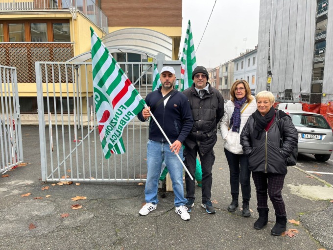 Protesta davanti alla sede dell’Asl To 4 per la tredicesima