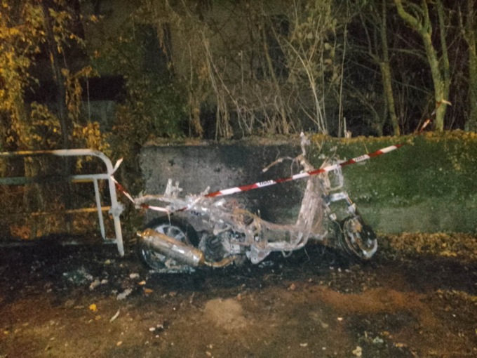 Incendio scooter a pochi passi dal centro