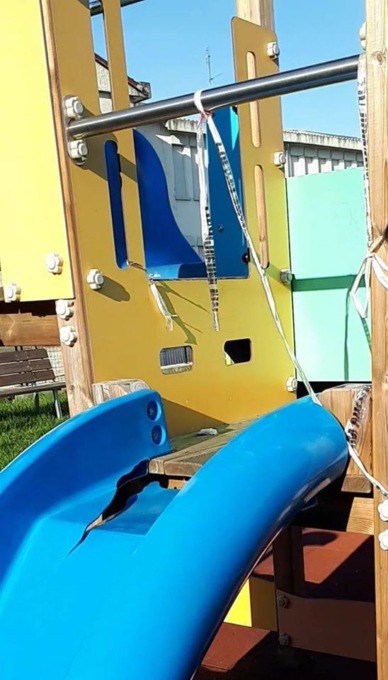 I vandali rompono  le giostrine e sradicano il cancello