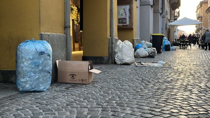Chivasso invasa dai rifiuti, in via Torino tanti sacchi della spazzatura