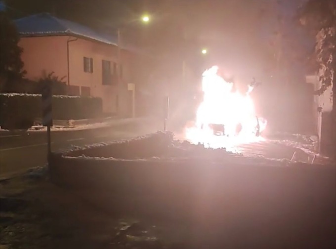 Incendio auto lungo la provinciale