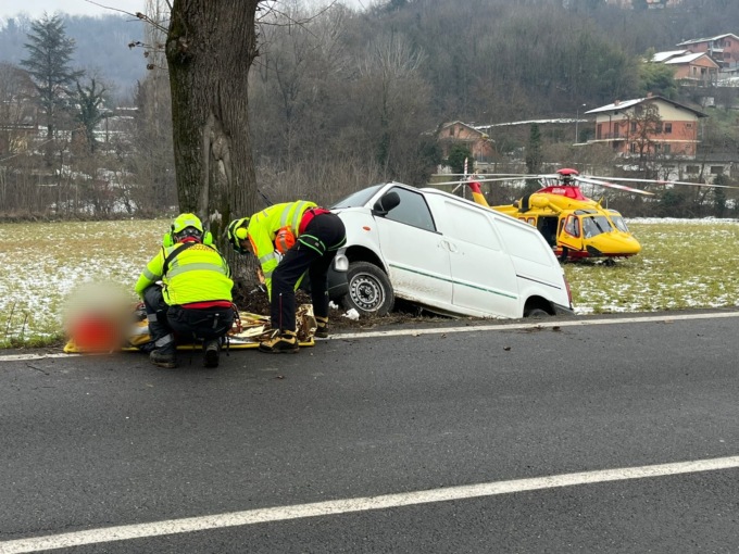 Furgone si schianta contro un albero: due feriti gravi a Cavagnolo FOTO E VIDEO