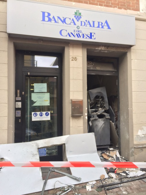 Fanno saltare il bancomat della Banca d’Alba