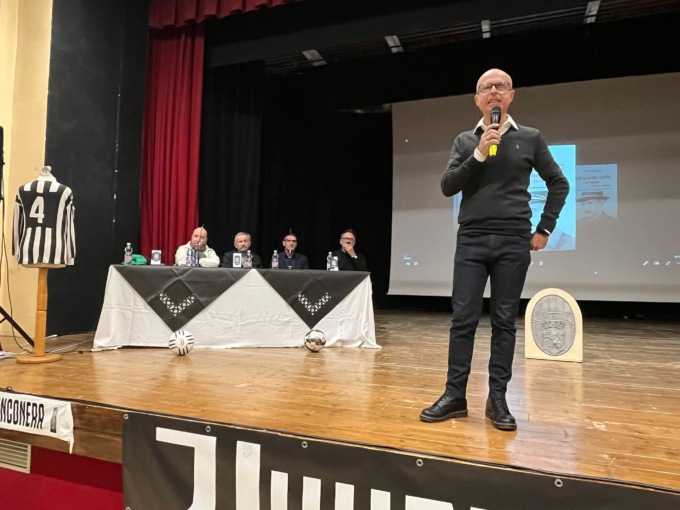 Juventus Club Crescentino dona pacchi alimentari alla Cri