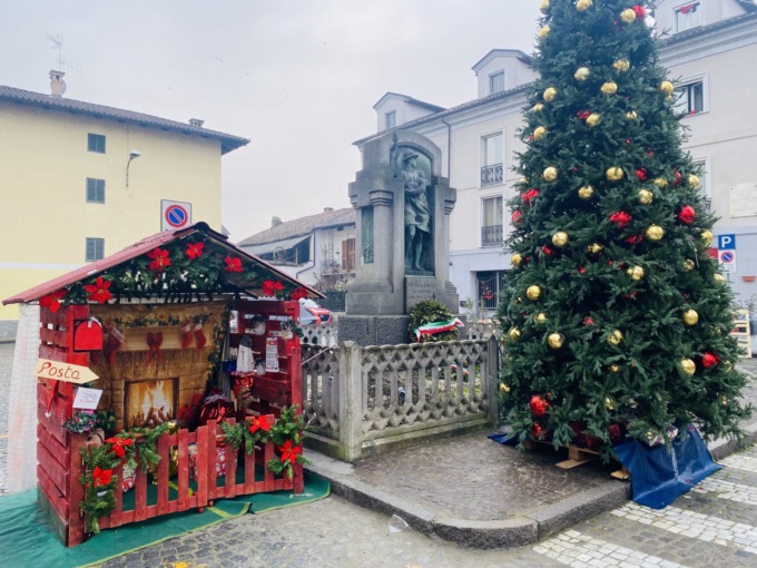 Prima della festa distruggono l’albero di Natale