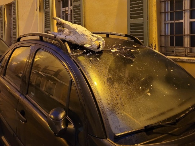 Rubano la pecorella dal presepe e la lanciano su un’auto in sosta