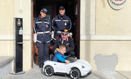 Rubano l'auto giocattolo di un bimbo: i Carabinieri e la Polizia locale gliela riconsegnano