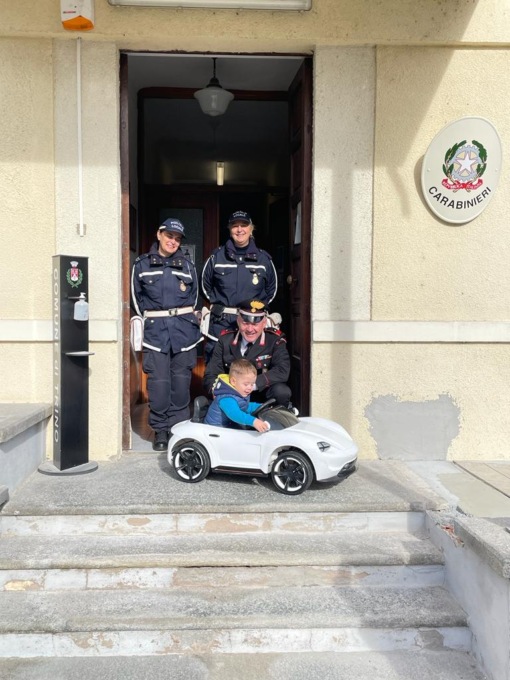 Rubano l’auto giocattolo di un bimbo: i Carabinieri e la Polizia locale gliela riconsegnano