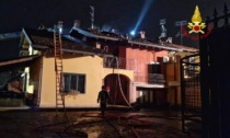 Incendio tetto in centro, i soccorsi LE FOTO
