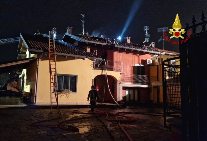 Incendio tetto in centro, i soccorsi LE FOTO