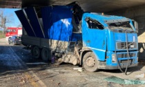 Camion incastrato sotto il ponte, grave il camionista LE FOTO