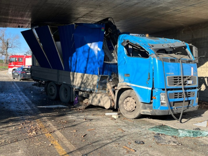 Camion incastrato sotto il ponte, grave il camionista LE FOTO