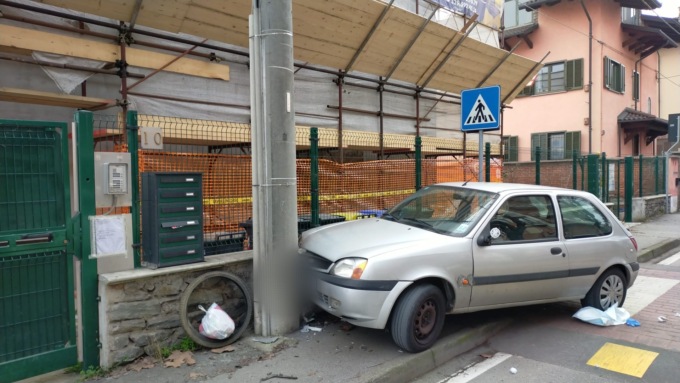 Colta da malore, investe una ragazza e poi si schianta contro un palo